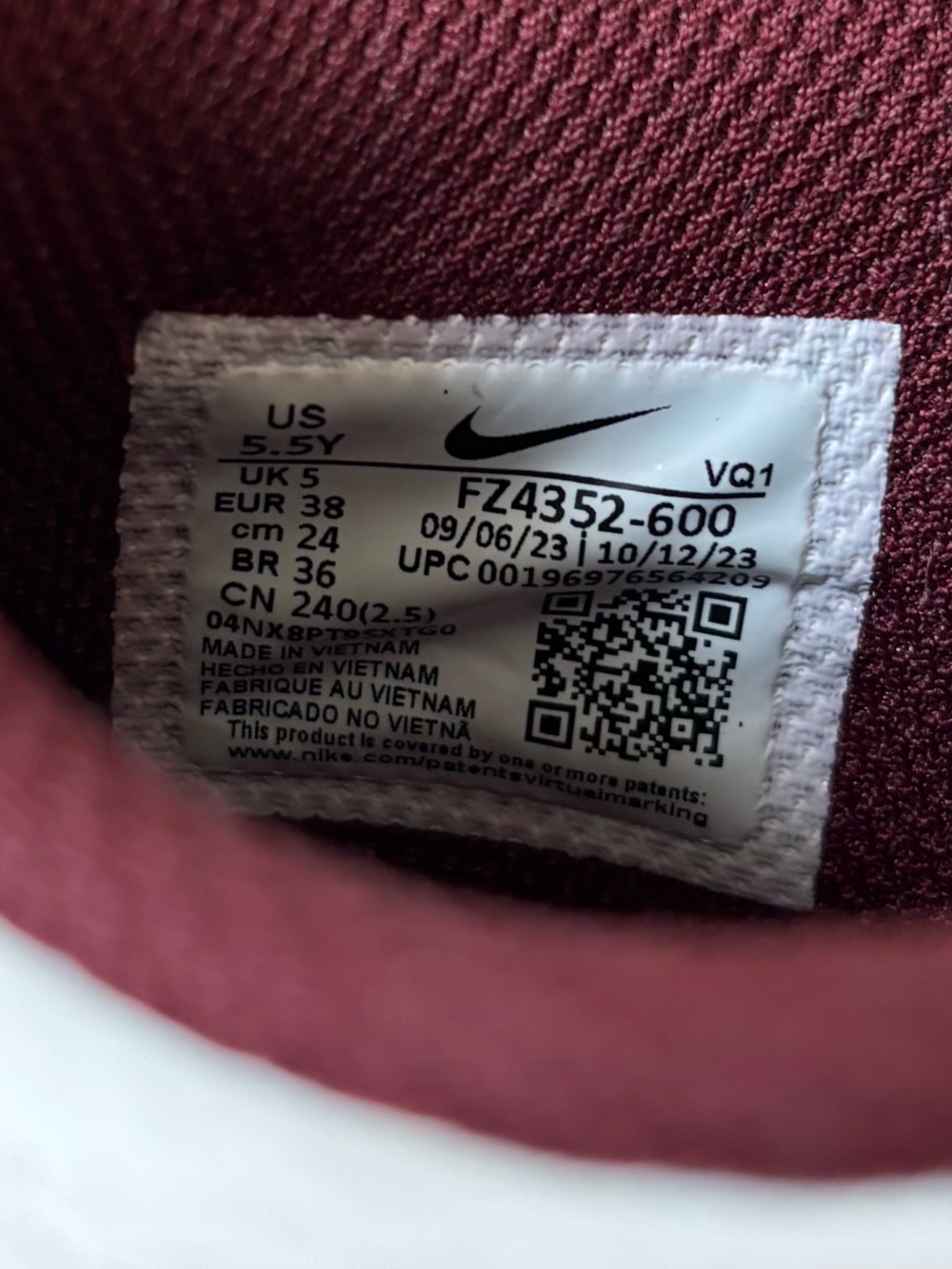 Nike White, Burgundy and Black Low-Top Sneakers 5.5Y - Picture 4 of 4